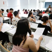 Estudiantes se examinan durante el primer día de las pruebas de la Evaluación del Bachillerato para el Acceso a la Universidad (EBAU), en la Universidad de Espinardo, en la Región de Murcia. Estudiantes se examinan durante el primer día de las pruebas de la Evaluación del Bachillerato para el Acceso a la Universidad (EBAU), en la Universidad de Espinardo, en la Región de Murcia.