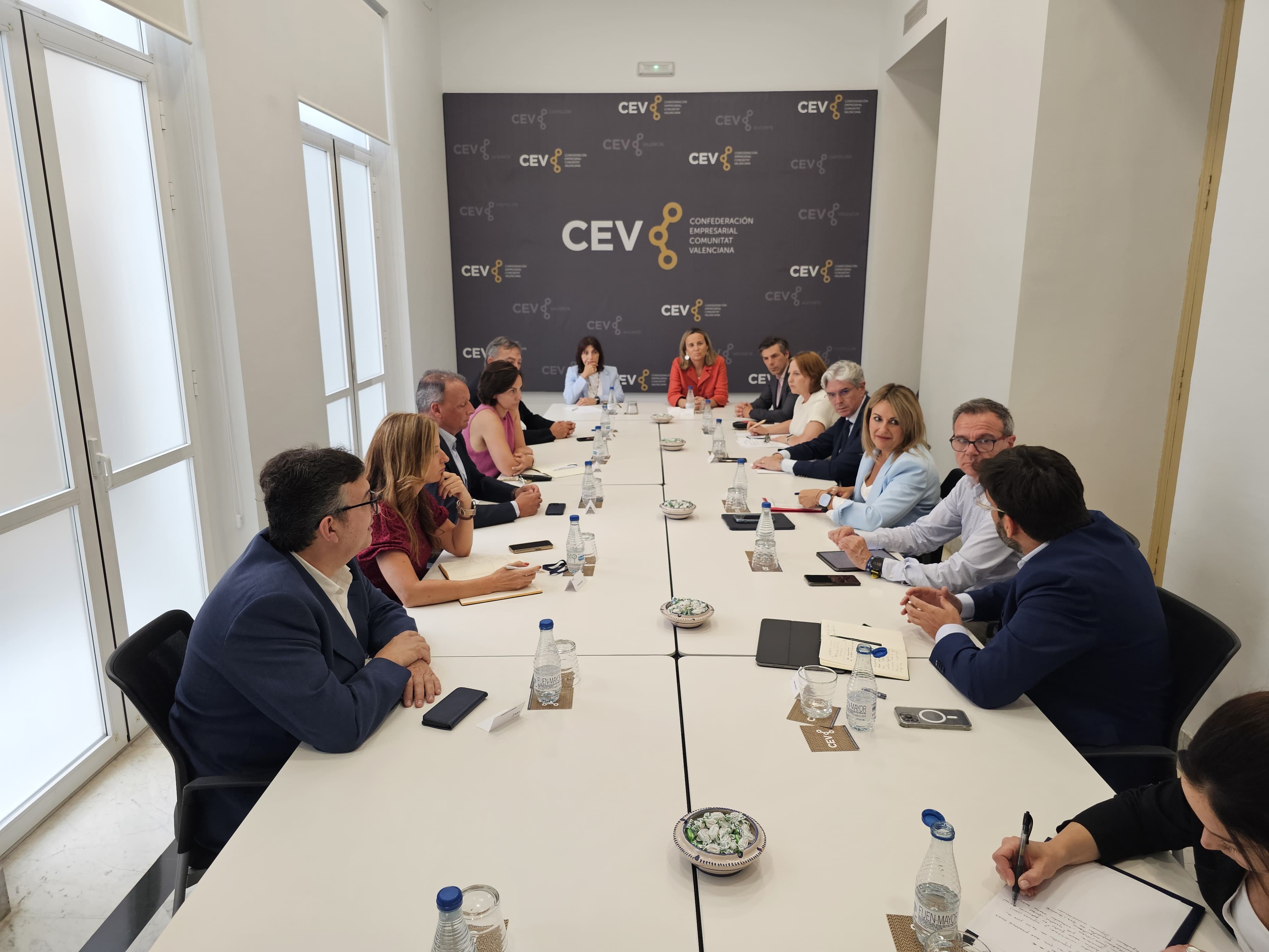 La Generalitat trabaja con patronal, universidades y Ayuntamiento de València para optar al PERTE Chip La Generalitat trabaja con patronal, universidades y Ayuntamiento de València para optar al PERTE Chip