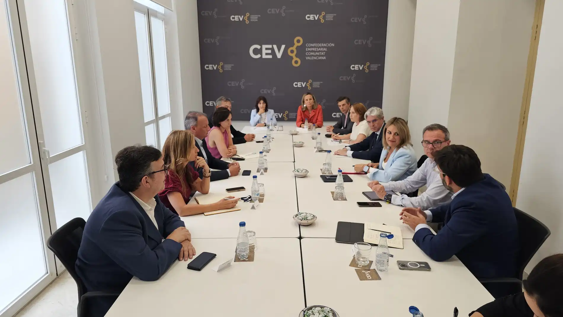 La Generalitat crea un grupo de trabajo con la patronal, universidades y Ayuntamiento de València para optar al PERTE Chip