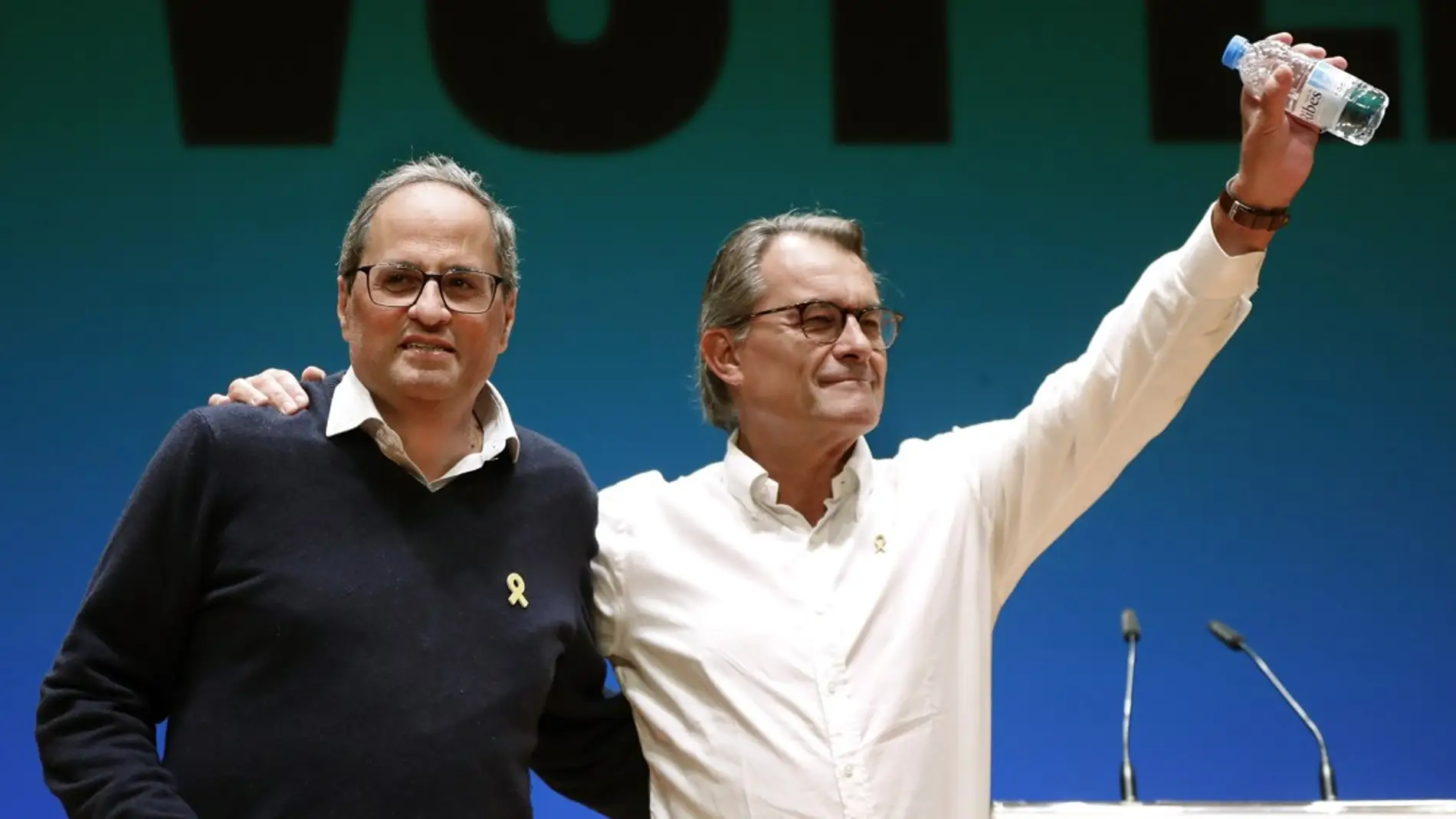 Imagen de archivo del expresidente de la Generalitat, Artur Mas junto al expresidente Quim Torra./ EFE/Andreu Dalmau