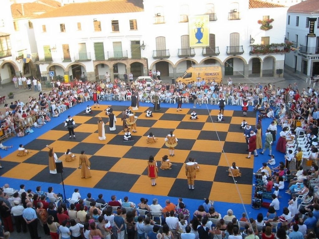 La fiesta "De la Luna al Fuego" de Zafra estrena un certamen de poesía con el ajedrez como temática principal La fiesta "De la Luna al Fuego" de Zafra estrena un certamen de poesía con el ajedrez como temática principal