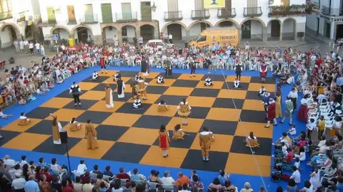 La fiesta "De la Luna al Fuego" de Zafra estrena un certamen de poesía con el ajedrez como temática principal La fiesta "De la Luna al Fuego" de Zafra estrena un certamen de poesía con el ajedrez como temática principal