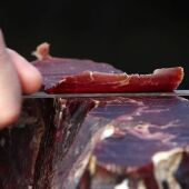 Veinte cortadores intentarán preparar en León el bocadillo de cecina más grande del mundo