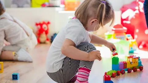 El Ayuntamiento de l’Alcora ayudará a las familias a hacer frente a los gastos de guardería con hasta 1.000 euros El Ayuntamiento de l’Alcora ayudará a las familias a hacer frente a los gastos de guardería con hasta 1.000 euros