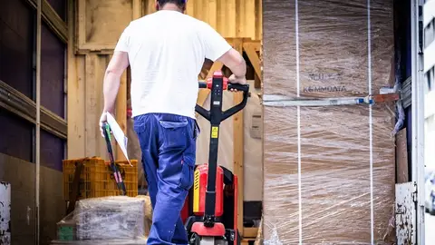 Imagen de archivo de un trabajador en su puesto laboral Imagen de archivo de un trabajador en su puesto laboral