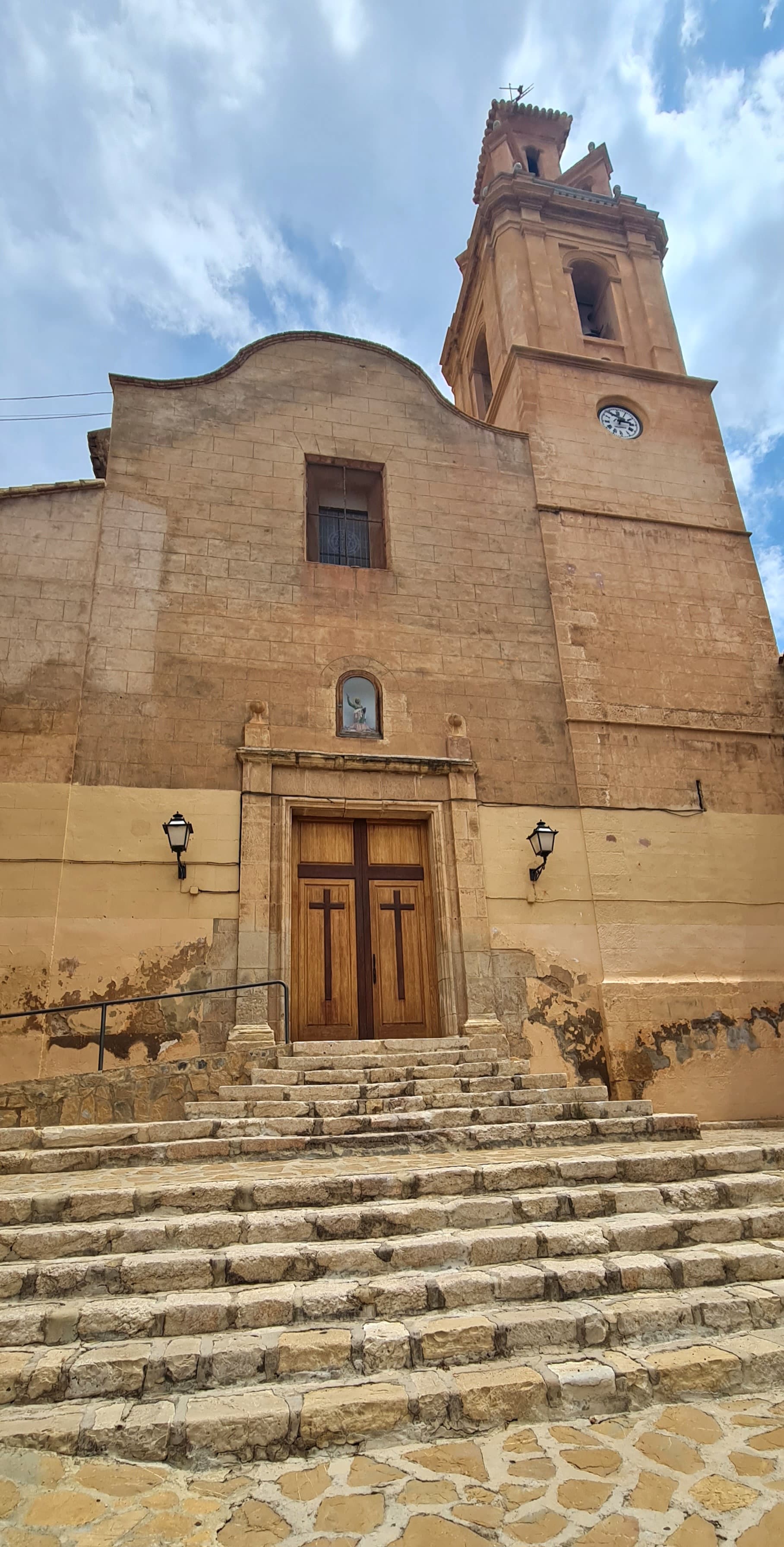 Con la iglesia hemos topado... en Finestrat: El alcalde declarará su ruina para poder restaurarla Con la iglesia hemos topado... en Finestrat: El alcalde declarará su ruina para poder restaurarla