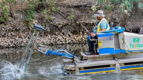 Barco anfibio de Torrej&oacute;n de Ardoz en el r&iacute;o Henares