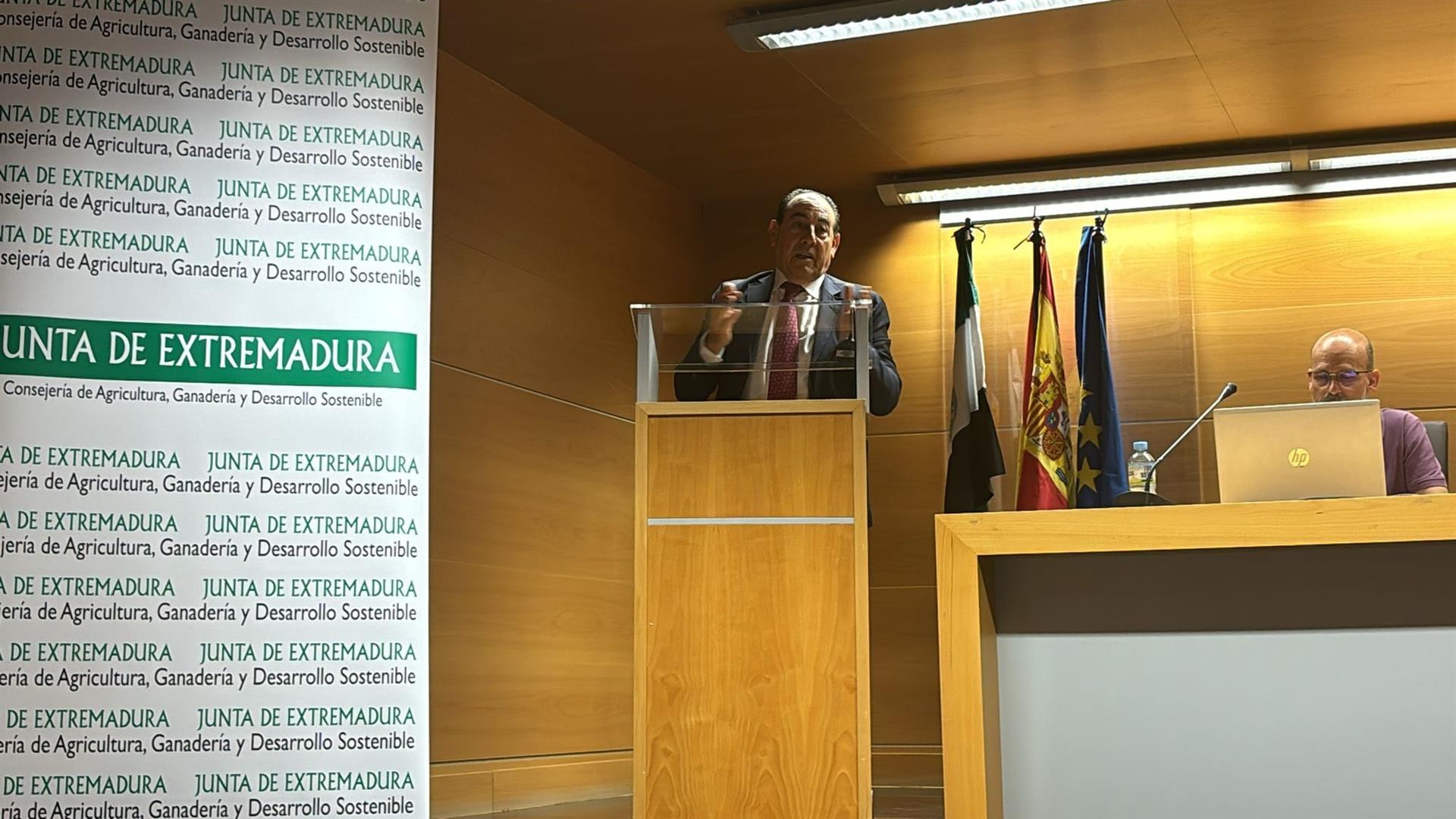 La Junta trabaja con las cooperativas agroalimentarias de Extremadura para cumplir con la agilización de los trámites burocráticos La Junta trabaja con las cooperativas agroalimentarias de Extremadura para cumplir con la agilización de los trámites burocráticos
