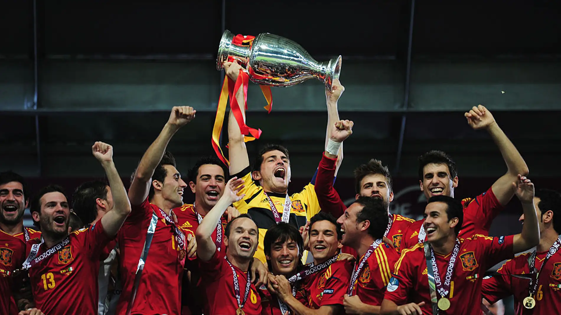 Los jugadores de la selección española celebran el título de la Eurocopa 2012