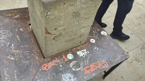 Imagen de las pintadas en el vértice geodésico del Miguelete pintadas