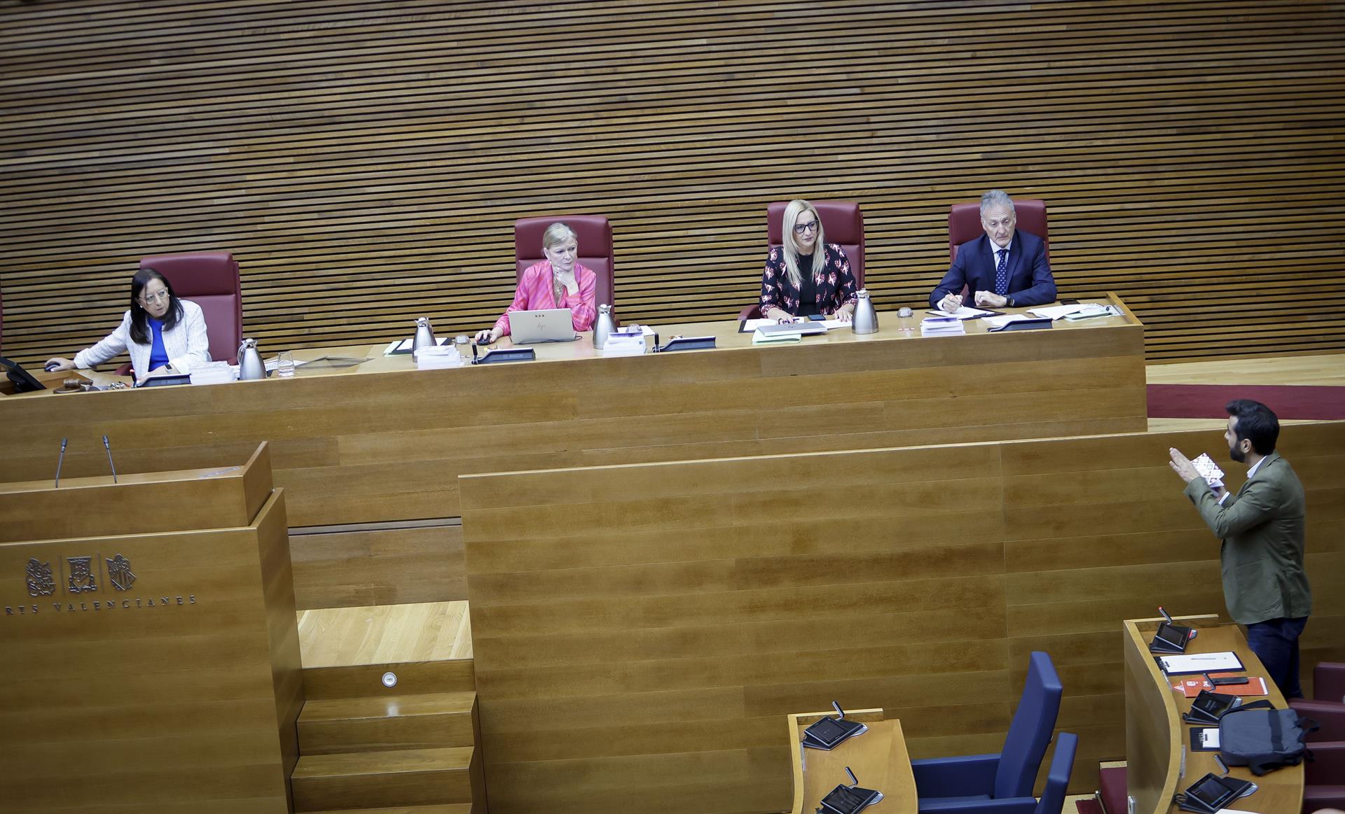 Llanos lee el artículo 2 de la Constitución al inicio del pleno con aplausos de PP y Vox y críticas de PSPV y Compromís Llanos lee el artículo 2 de la Constitución al inicio del pleno con aplausos de PP y Vox y críticas de PSPV y Compromís