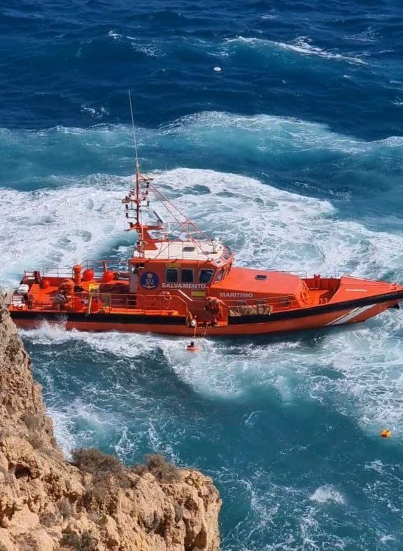 El rescate de los menores arrastrados por el mar de Almería, en imágenes El rescate de los menores arrastrados por el mar de Almería, en imágenes