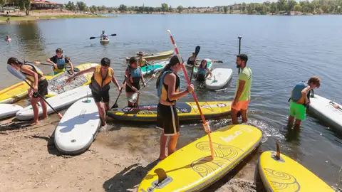 Archivo - Chicos junto a los kayak en el campamento de verano en el Lago de Proserpina Archivo - Chicos junto a los kayak en el campamento de verano en el Lago de Proserpina