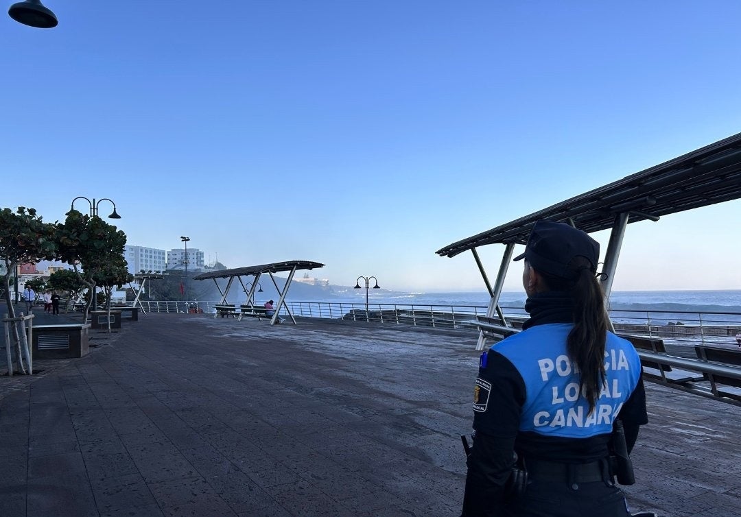 La policía libera en Tenerife a una mujer que llevaba un mes secuestrada La policía libera en Tenerife a una mujer que llevaba un mes secuestrada