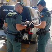 La Guardia Civil rescata un gatito que viajaba desde Barcelona a Benicarló atrapado en el motor de un coche