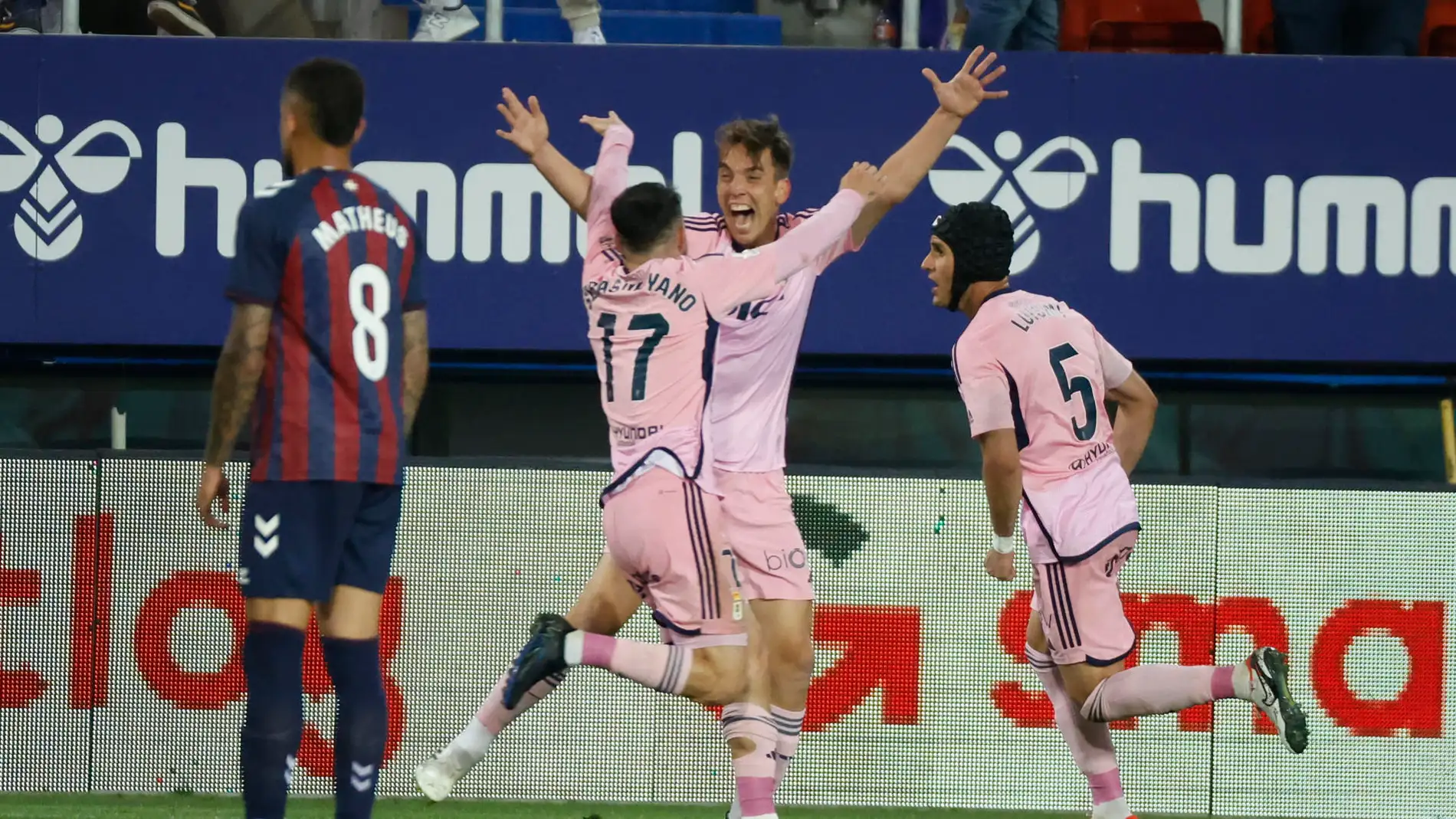 Los jugadores del Oviedo celebran uno de los goles ante el Eibar