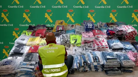 Intervenidas en el Puerto de Santander más de un millar de prendas de fútbol falsificadas Intervenidas en el Puerto de Santander más de un millar de prendas de fútbol falsificadas