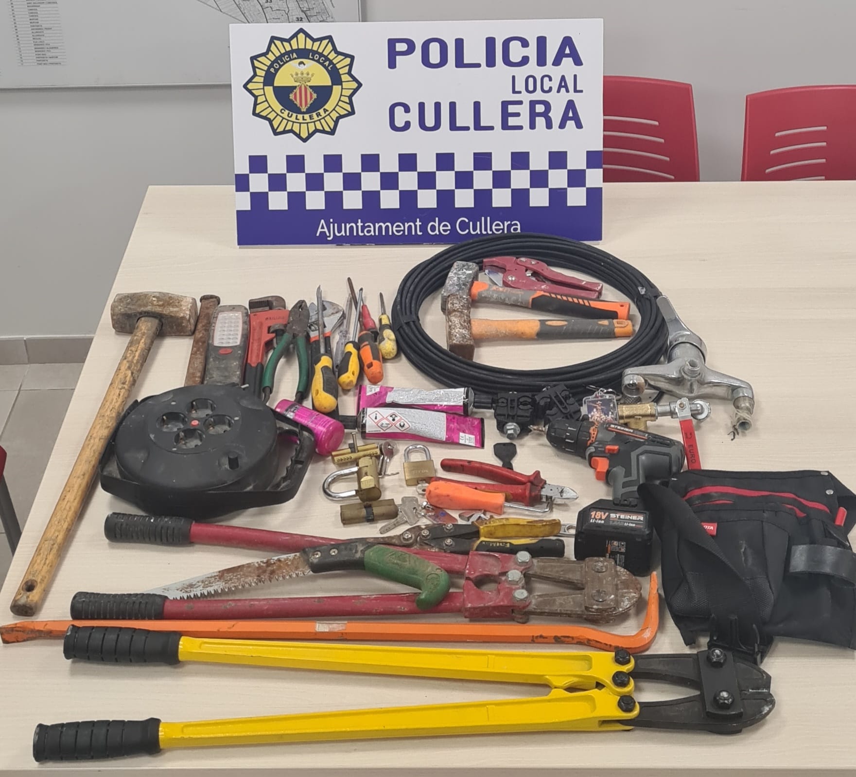 Cuatro detenidos por intentar robar en casas de El Faro de Cullera Cuatro detenidos por intentar robar en casas de El Faro de Cullera