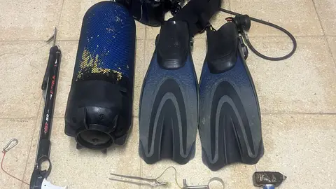 Detienen a una persona por pescar dátiles de mar y aprehenden 405 cadufos calados ilegalmente Detienen a una persona por pescar dátiles de mar y aprehenden 405 cadufos calados ilegalmente
