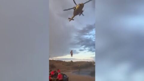 El agua caída en Murcia obliga al conductor de un vehículo a ser rescatado por un helicóptero