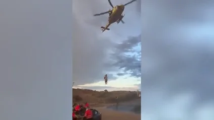 El agua ca&iacute;da en Murcia obliga al conductor de un veh&iacute;culo a ser rescatado por un helic&oacute;ptero