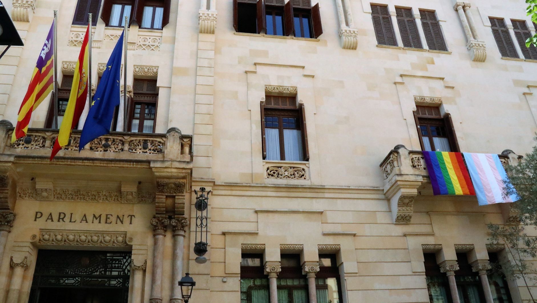El Parlament volverá a izar la bandera LGTBI tras un año de ausencia y Vox amenaza con una batalla legal El Parlament volverá a izar la bandera LGTBI tras un año de ausencia y Vox amenaza con una batalla legal