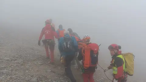 Un montañero herido en el Urriellu pasa la noche acompañado por los rescatadores Un montañero herido en el Urriellu pasa la noche acompañado por los rescatadores