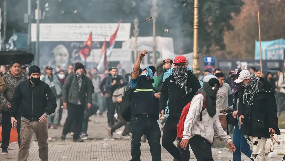 Manifestantes y policías protagonizan un choque este miércoles a las puertas del Senado de Argentina Manifestantes y policías protagonizan un choque este miércoles a las puertas del Senado de Argentina