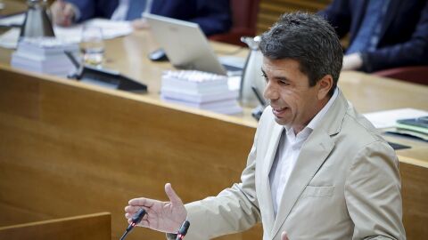 Carlos Maz&oacute;n en el pleno de Les Corts.