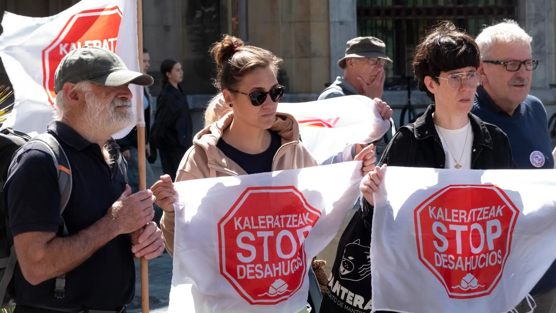 Representantes de Stop Desahucios en un acto de protesta en San Sebastián, en una imagen de archivo. 