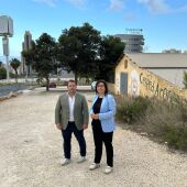 Los representantes del Partido Popular en la parcela donde irá la nueva comisaría de la Policía Local de Benidorm