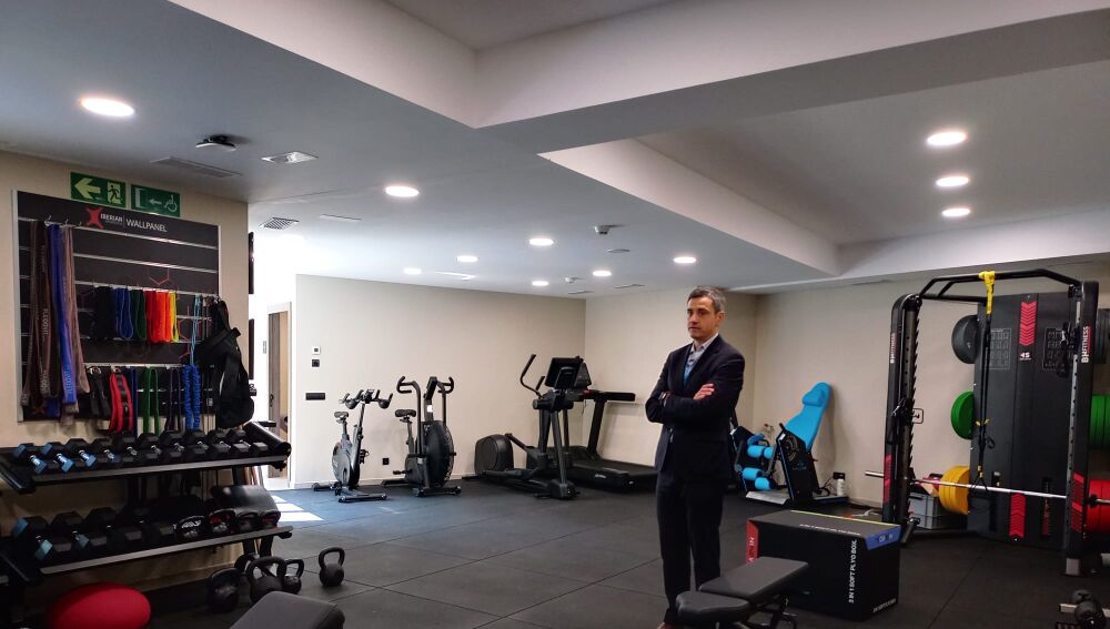 El hospital cuenta con un completo gimnasio de rehabilitación
