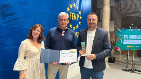 El edil de Educaci&oacute;n de La Nuc&iacute;a recoge el premio en Madrid