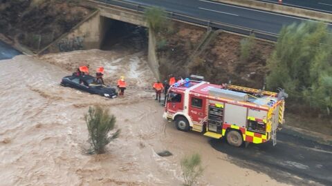 Rescate a una persona que quedó atrapada al ser arrastrada por una riada en Murcia 
