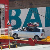 Vehículo entrando en la zona de embarque con rumbo a Tánger en el puerto de Algeciras (Cádiz), dentro de la Operación Paso del Estrecho del año pasado. 