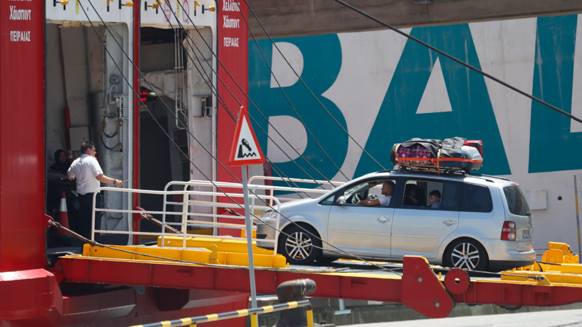 Vehículo entrando en la zona de embarque con rumbo a Tánger en el puerto de Algeciras (Cádiz), dentro de la Operación Paso del Estrecho del año pasado. 