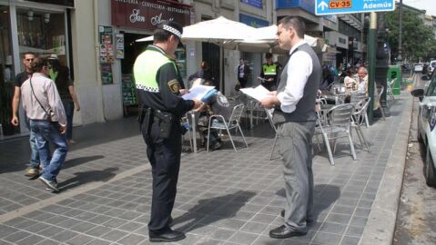 Agenes de la Policñia Local inspeccionan una terraza