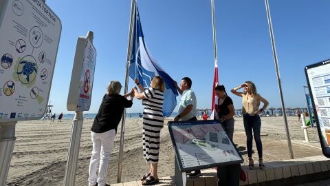 Acto izado de la bandera Azul y la Qualitur en la playa Levante de Santa Pola.