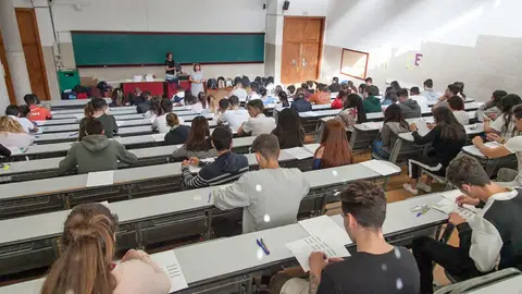 Imagen de archivo de la EBAU 2022 en un aula de la Universidad de La Laguna Imagen de archivo de la EBAU 2022 en un aula de la Universidad de La Laguna