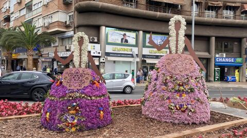 Las Belleas del Foc florales frente a RENFE