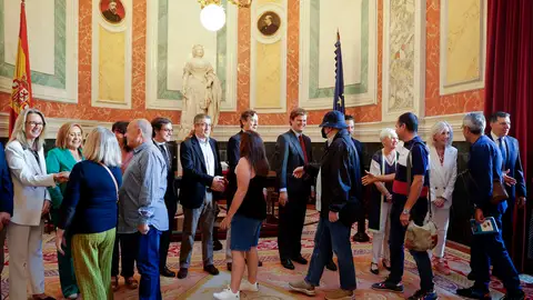 Varios diputados dan la bienvenida a los ciudadanos en la primera jornada de Puertas Abiertas del Congreso El Congreso vuelve a abrir sus puertas este sábado para conmemorar las elecciones de 1977