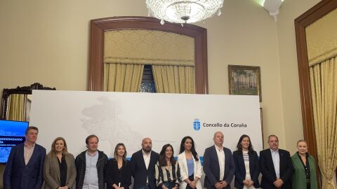 La alcaldesa, rodeada de su equipo de Gobierno