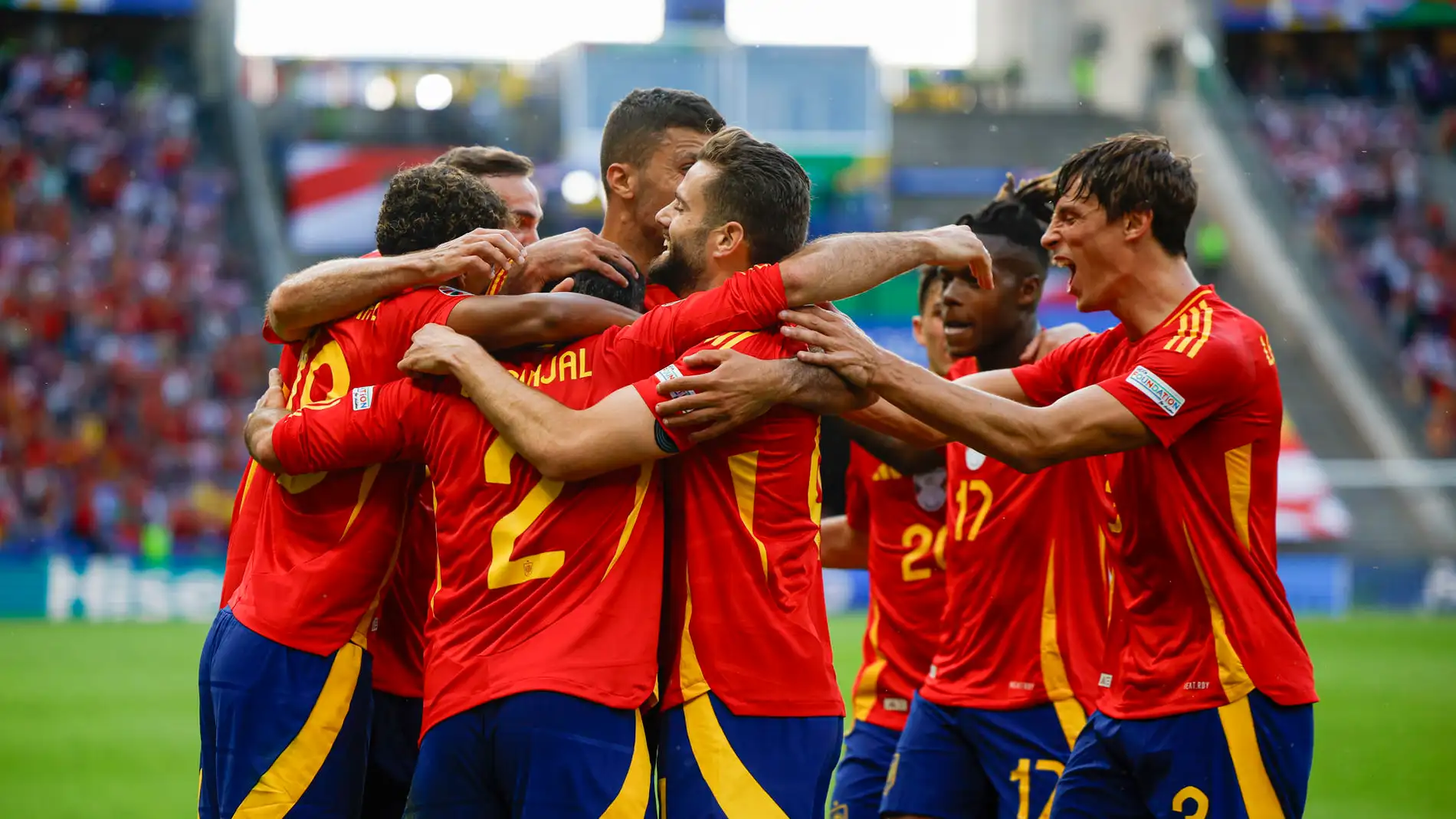  El defensa de la selección española Dani Carvajal celebra con sus compañeros tras marcar el 3-0 