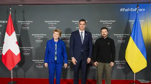Pedro Sánchez con la presidenta de Suiza y con Zelenski Zelenski reclama un "plan de acción" para lograr la paz y acusa a Rusia de no desearla