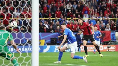 Remate de Nedim Bajrami en el Italia - Albania. Remate de Nedim Bajrami en el Italia - Albania.