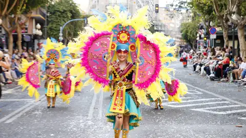 El Desfile del Ninot; otro de los grandes atractivos de las Hogueras alicantinas El Desfile del Ninot; otro de los grandes atractivos de las Hogueras alicantinas