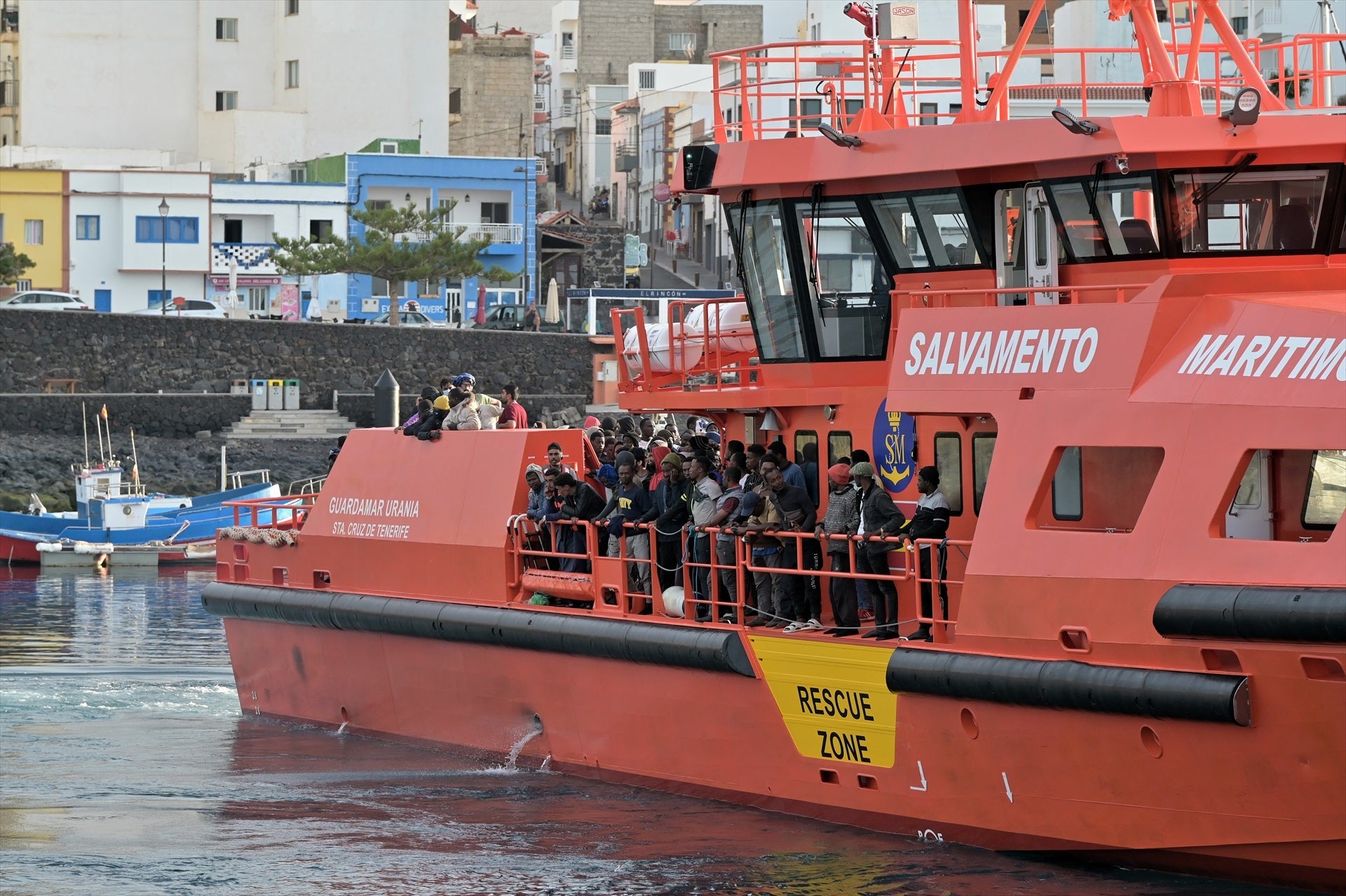 Canarias vive una "situación de guerra": espera la llegada de 11.000 niños y prevé montar carpas Canarias vive una "situación de guerra": espera la llegada de 11.000 niños y prevé montar carpas