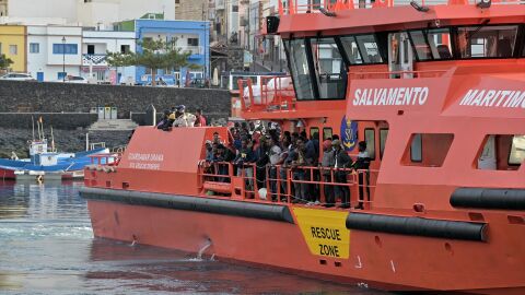 Canarias vive una &quot;situaci&oacute;n de guerra&quot;: espera la llegada de 11.000 ni&ntilde;os y prev&eacute; montar carpas