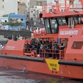 Canarias vive una "situación de guerra": espera la llegada de 11.000 niños y prevé montar carpas