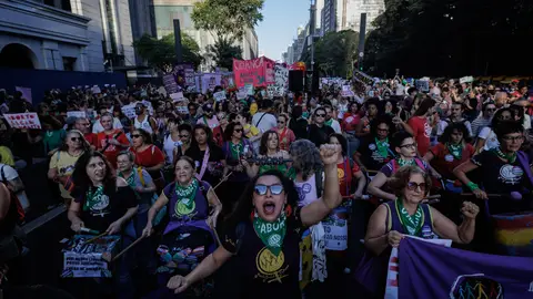 Miles de mujeres protestan en Brasil contra la polémica nueva ley del aborto Protestas en Brasil por una ley que equipara el aborto con el homicidio, incluso en casos de violación